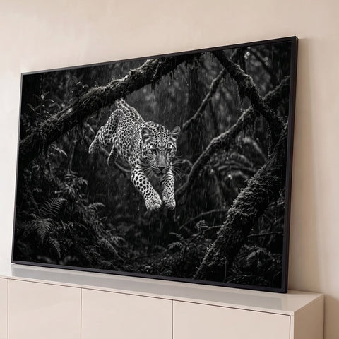 Leopardo saltando entre galhos com musgo em floresta chuvosa, fotografia preto e branco, quadro decorativo
