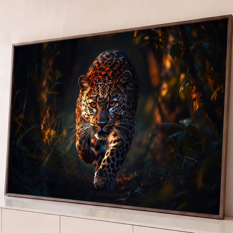 Leopardo andando de frente na mata escura, luz dourada na pelagem e olhos âmbar, quadro decorativo