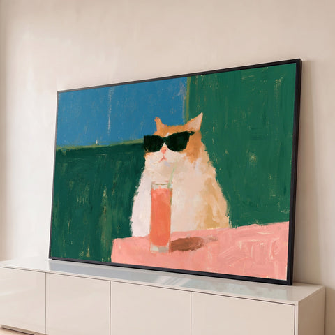 Gato laranja e branco de óculos escuros com drink rosa em mesa rosa e fundo verde, pintura quadro decorativo