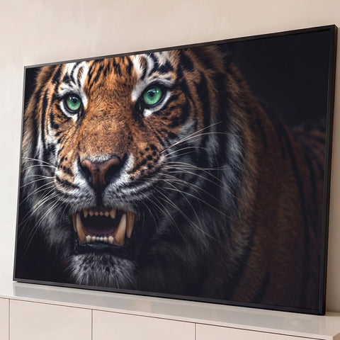 Tigre em close com olhos verdes e presas à mostra sobre fundo escuro, fotografia, quadro decorativo