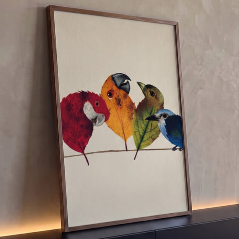 Quatro pássaros com corpo de folhas vermelha, laranja, verde e azul pousados num fio, quadro decorativo