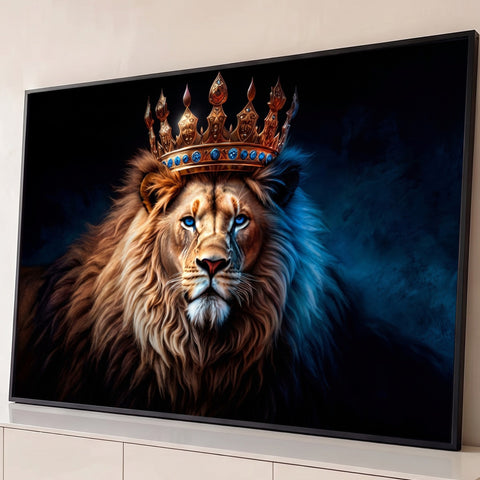 Leão de juba dourada com coroa de safiras, olhos azuis e fundo escuro, quadro decorativo