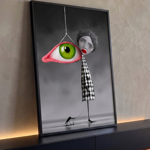 Mulher surreal com olho verde gigante suspenso, vestido xadrez e corvo em fundo cinza, quadro decorativo