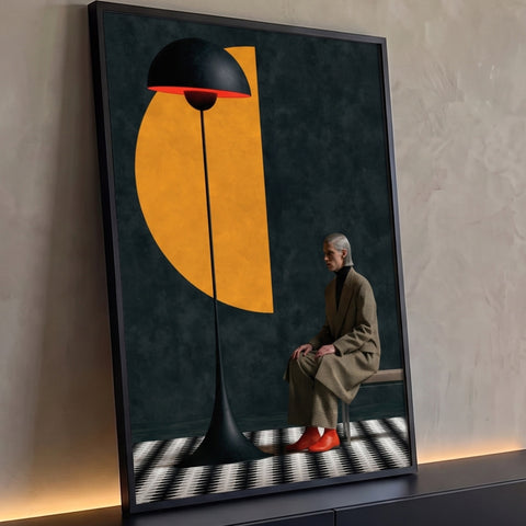 Homem de terno xadrez sentado sob luminária gigante preta, meia-lua laranja e piso xadrez, quadro decorativo