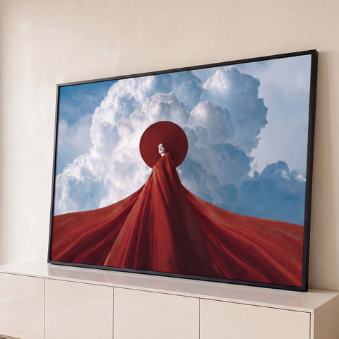 Mulher de manto e chapéu vermelhos gigantes diante de nuvens brancas no céu azul, quadro decorativo