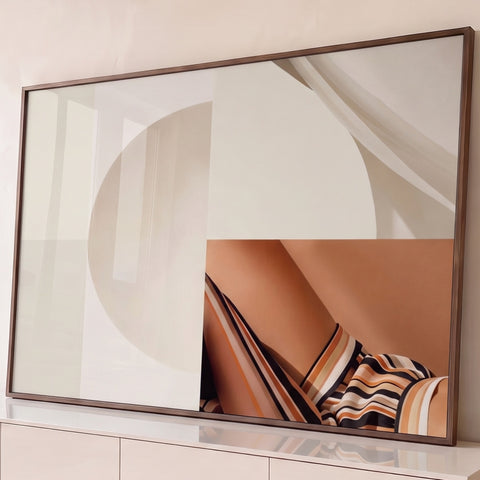 Colagem geométrica bege com semicírculo, tecido fluido e recorte de seda listrada laranja, quadro decorativo