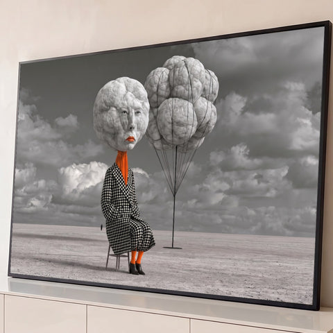 Mulher com cabeça de nuvem sentada em deserto cinza, vestido de bolinhas e lenço laranja, quadro decorativo