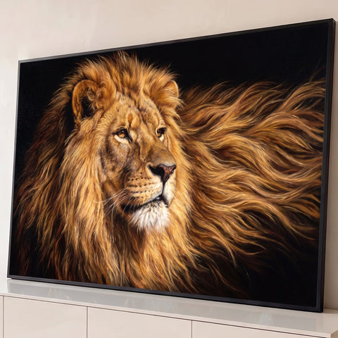 Pintura realista de leão de perfil com juba dourada esvoaçante ao vento sobre fundo preto, quadro decorativo