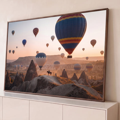 Balões de ar quente sobre a Capadócia ao nascer do sol com cavaleiro nas rochas, quadro decorativo