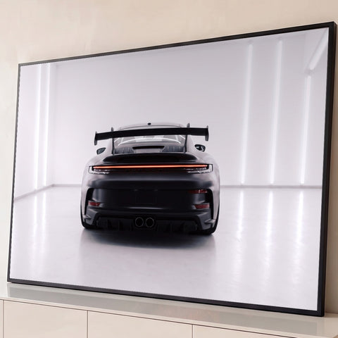 Porsche 911 GT3 fosco de traseira com aerofólio e lanterna vermelha em estúdio branco, quadro decorativo