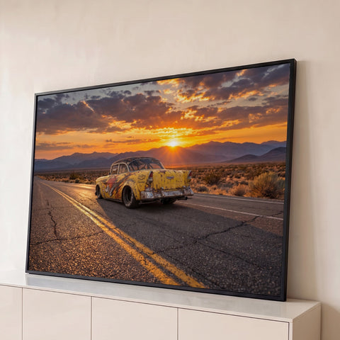 Chevrolet hot rod amarelo enferrujado em estrada no deserto ao pôr do sol com montanhas, quadro decorativo