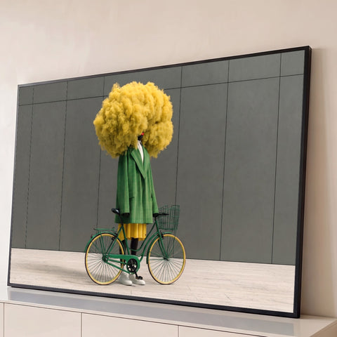 Figura surreal com cabeça de nuvem amarela, casaco xadrez verde e bicicleta diante de parede cinza, quadro decorativo