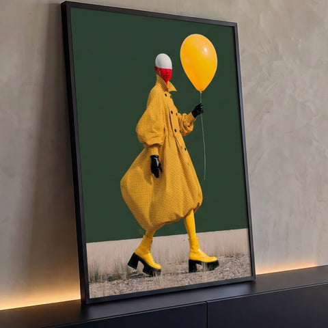 Figura surreal de casaco amarelo xadrez, rosto vermelho e balão amarelo sobre fundo verde, quadro decorativo