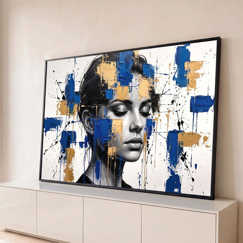 Rosto de mulher de olhos fechados em preto e branco com pinceladas azuis e douradas, quadro decorativo