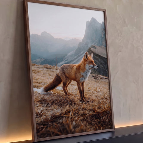 Raposa vermelha de pé sobre grama seca com montanhas enevoadas ao fundo, quadro decorativo