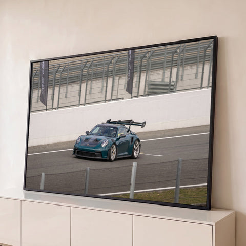 Porsche 911 GT3 RS verde com aerofólio acelerando em pista de corrida cinza, fotografia, quadro decorativo