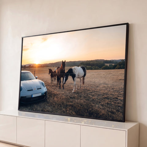 Cavalo pampa, cavalo alazão e potro no campo ao pôr do sol ao lado de um Porsche prata, quadro decorativo