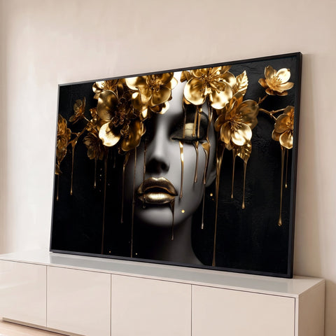 Rosto de mulher com lábios dourados, flores de ouro e gotas escorrendo sobre fundo preto, quadro decorativo