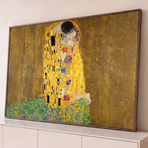 Casal abraçado em manto dourado sobre campo florido, O Beijo de Gustav Klimt, quadro decorativo