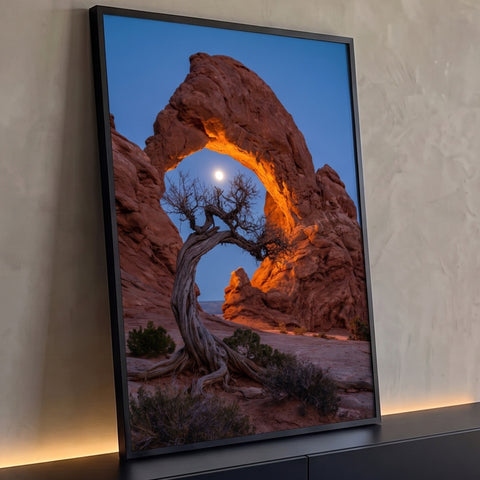 Quadro Decorativo Grande Arco de Pedra para Sala Laranja | quadros decorativos para sala | arco de arenito vermelho iluminado emoldurando a lua cheia ao entardecer com árvore seca | Porao dos Quadros