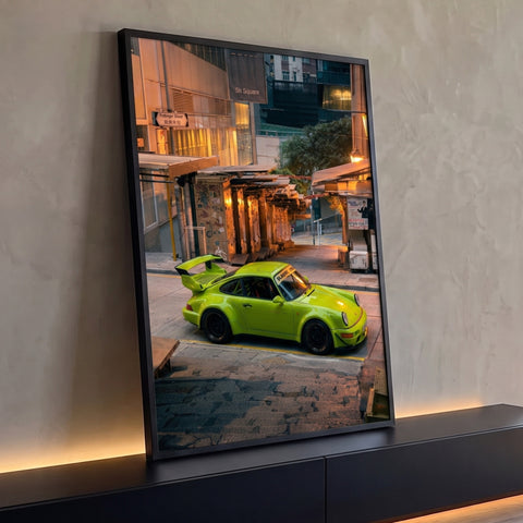 Porsche 911 verde-limão com aerofólio estacionado em rua de Hong Kong ao entardecer, quadro decorativo