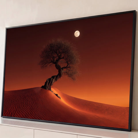 Árvore retorcida solitária em duna de areia sob lua cheia e céu laranja ao entardecer, quadro decorativo