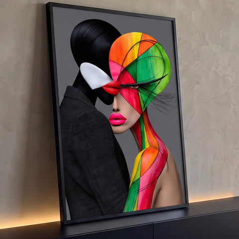 Mulher com rosto pintado em cores geométricas abraçada por figura preta em fundo cinza, quadro decorativo