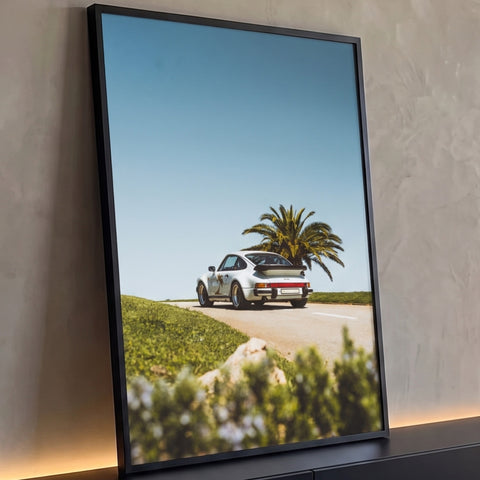 Quadro Decorativo Grande Carro Clássico para Sala Branco | quadros decorativos para sala | carro esportivo branco visto de trás numa estrada com palmeira ao fundo | Porao dos Quadros