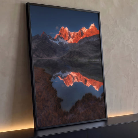 Picos nevados iluminados de laranja refletidos em lago de montanha sob céu azul, quadro decorativo