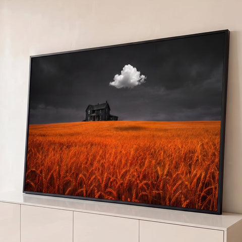 Campo de trigo laranja com casa escura isolada, nuvem branca e céu cinza tempestuoso, quadro decorativo