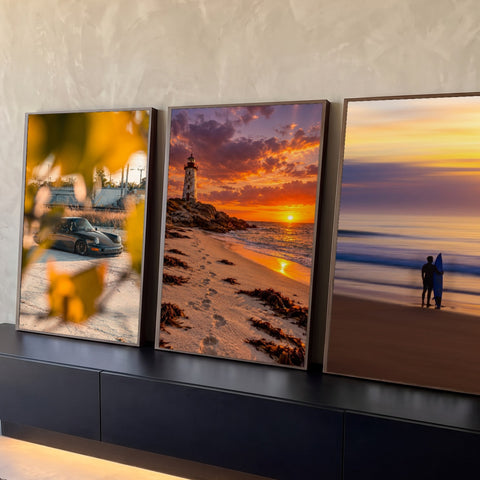 Quadro Decorativo Kit 3 Telas Pôr do Sol Praia para Sala | quadros decorativos para sala | carro esportivo clássico, farol à beira-mar e surfista observando o oceano ao pôr do sol | Porao dos Quadros