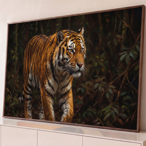 Tigre-de-bengala laranja caminhando entre folhagens escuras em pintura a óleo realista, quadro decorativo