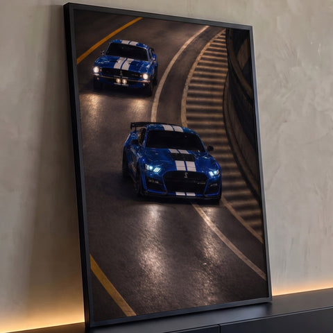 Dois Mustang Shelby GT500 azuis com listras brancas, clássico e moderno, em pista noturna, quadro decorativo