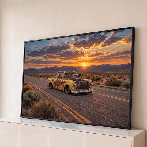 Hot rod amarelo enferrujado com motor turbo numa estrada no deserto ao pôr do sol, quadro decorativo