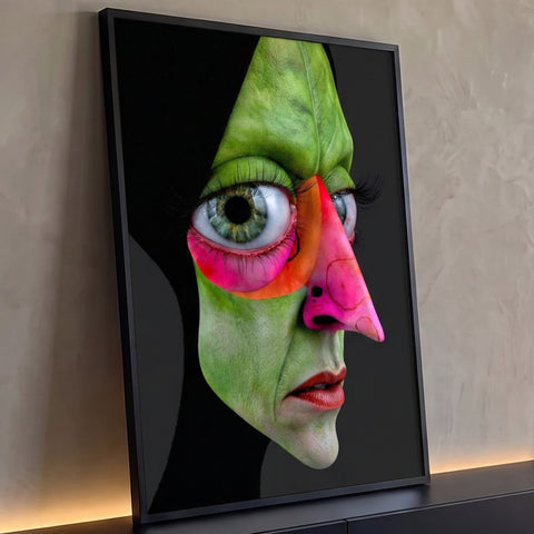Rosto feminino surreal de pele verde com olho gigante, nariz rosa neon e lábios vermelhos, quadro decorativo