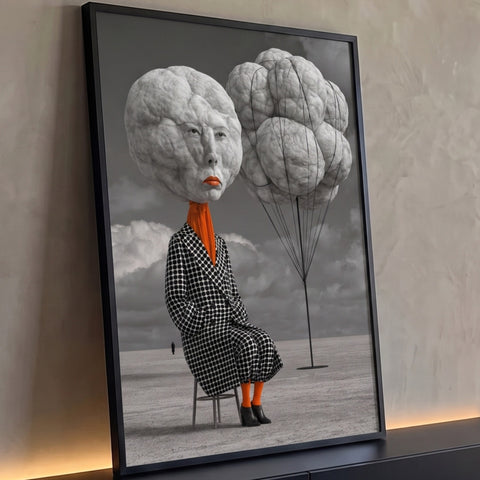 Mulher surreal com rosto de nuvem, casaco de bolinhas e balões de nuvem em deserto cinza, quadro decorativo