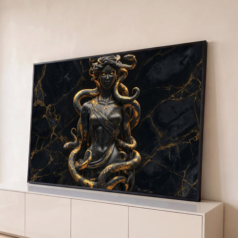 Medusa em mármore negro com serpentes douradas e olhos brilhantes sobre fundo de mármore, quadro decorativo