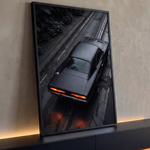 Muscle car preto fosco visto de cima em rua molhada com lanternas laranja acesas, quadro decorativo