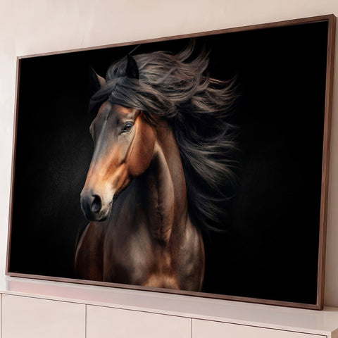 Retrato de cavalo castanho com crina escura esvoaçante e luz dramática sobre fundo preto, quadro decorativo