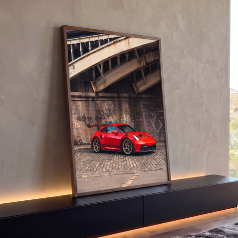 Porsche 911 GT3 RS vermelho com rodas douradas sob ponte e muro com grafite, quadro decorativo