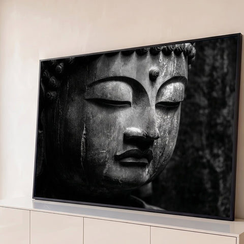 Close do rosto de estátua de Buda em pedra com olhos fechados, em preto e branco, quadro decorativo