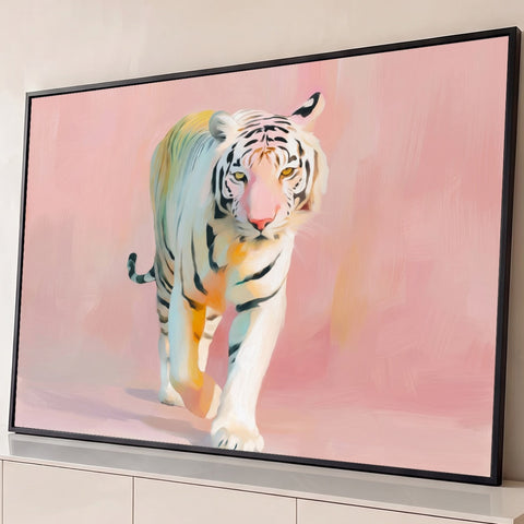 Tigre branco caminhando de frente em pinceladas pastel sobre fundo rosa, quadro decorativo
