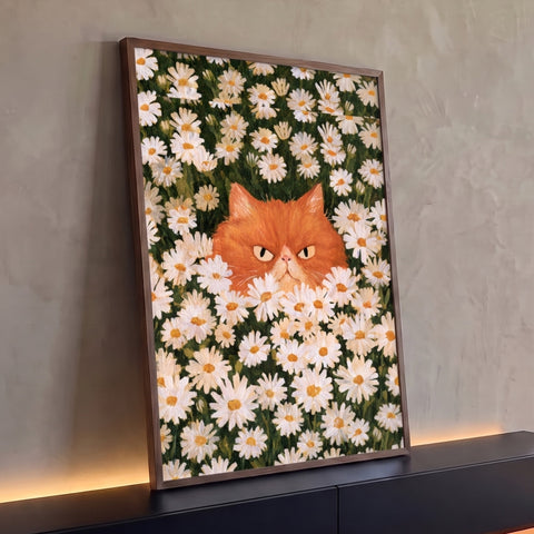 Gato persa laranja de expressão ranzinza escondido entre margaridas brancas em fundo verde, quadro decorativo