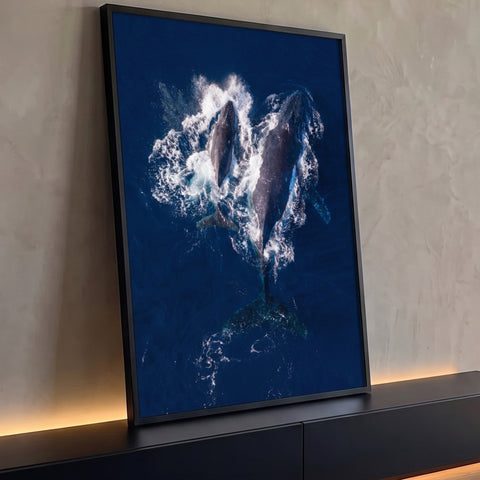 Baleia jubarte e filhote nadando no oceano azul, vista aérea com espuma branca, quadro decorativo