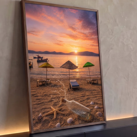 Praia ao pôr do sol com guarda-sóis, espreguiçadeiras, estrela-do-mar e garrafa na areia, quadro decorativo