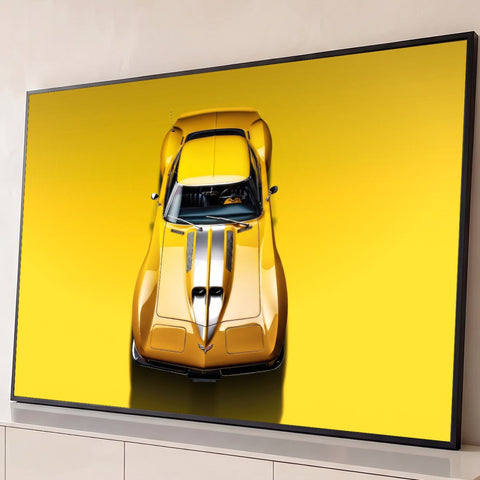 Corvette clássico amarelo visto de cima com faixa prateada no capô sobre fundo amarelo, quadro decorativo