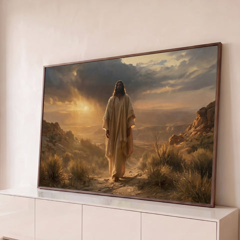 Jesus de túnica bege caminhando em trilha no deserto com sol entre nuvens ao entardecer, quadro decorativo