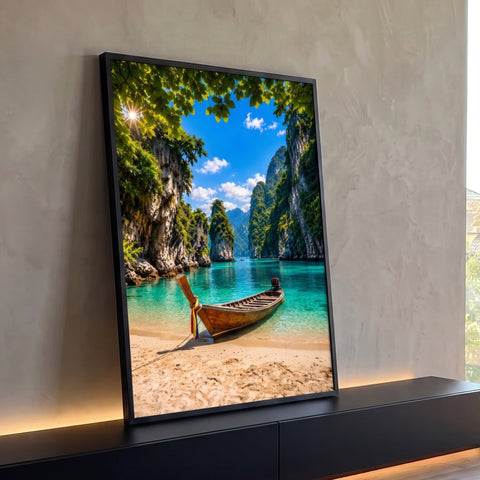 Barco tailandês de madeira na areia, lagoa turquesa e falésias verdes sob céu azul, quadro decorativo