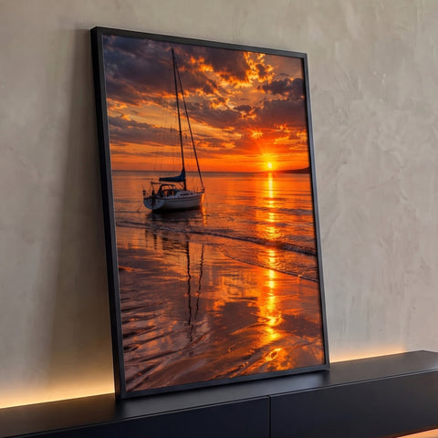 Quadro Decorativo Grande Veleiro na Maré para Sala Laranja | quadros decorativos para sala | veleiro branco ancorado em águas rasas sob céu alaranjado de pôr do sol | Porao dos Quadros