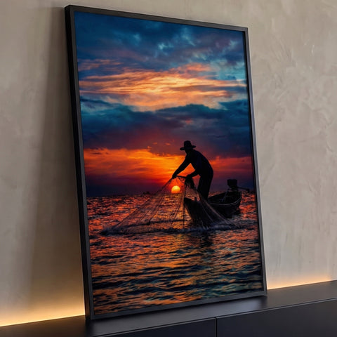 Silhueta de pescador lançando rede ao lado do barco no mar ao pôr do sol laranja e azul, quadro decorativo